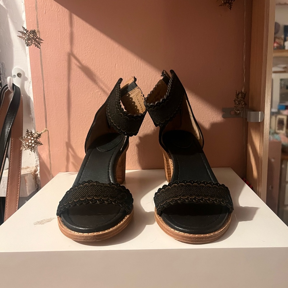 Frye Black and Tan Women's Sandals